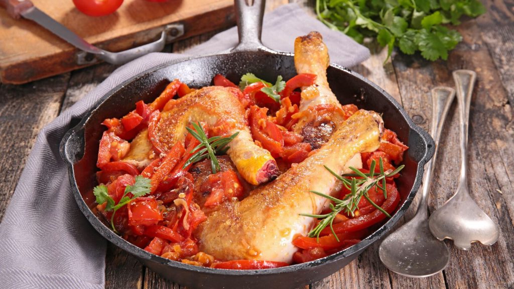 plat Le Poulet Basqu'épate présenté  comme un des Plaisirs Locaux à la Guinguette