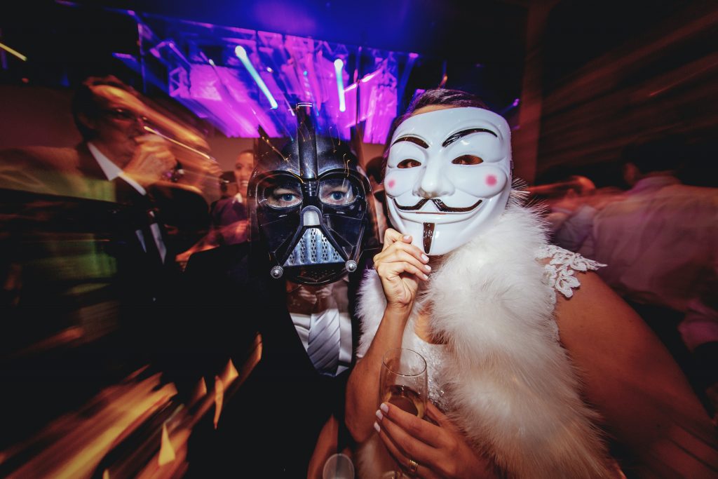 évènement à la guinguette : soirée à thème avec une personne déguisé en Dark Vador.