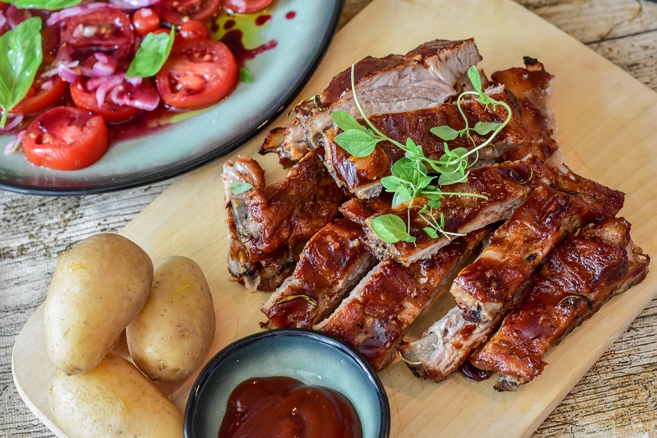 Ribs avec tomates et pomme de terre